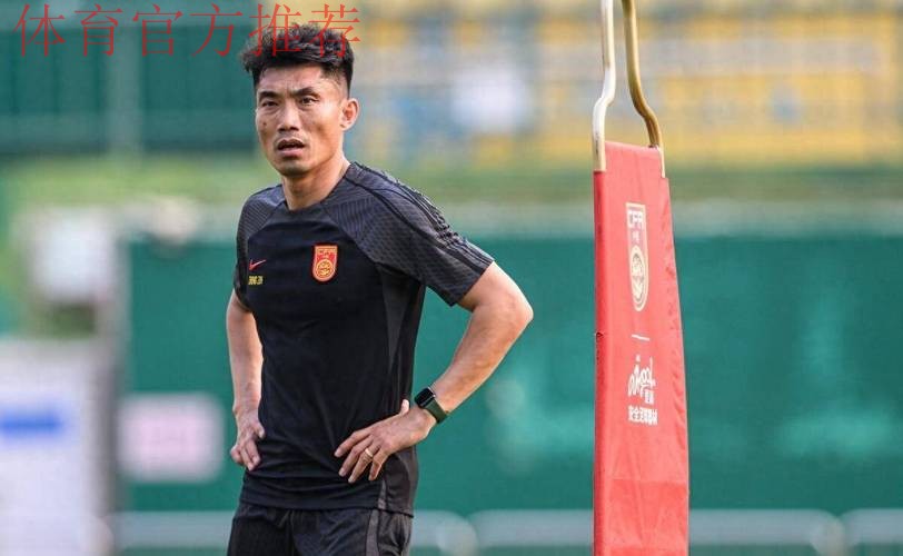 国足队员天津助力校园足球 郑智充当教练员