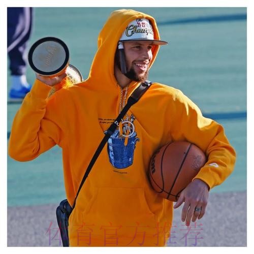 哥俩商量好了?布克与库里今日穿着同款黑橙色衬衫步入球馆 哥俩商量好了?布克与库里今日穿着同款黑橙色衬衫步入球馆